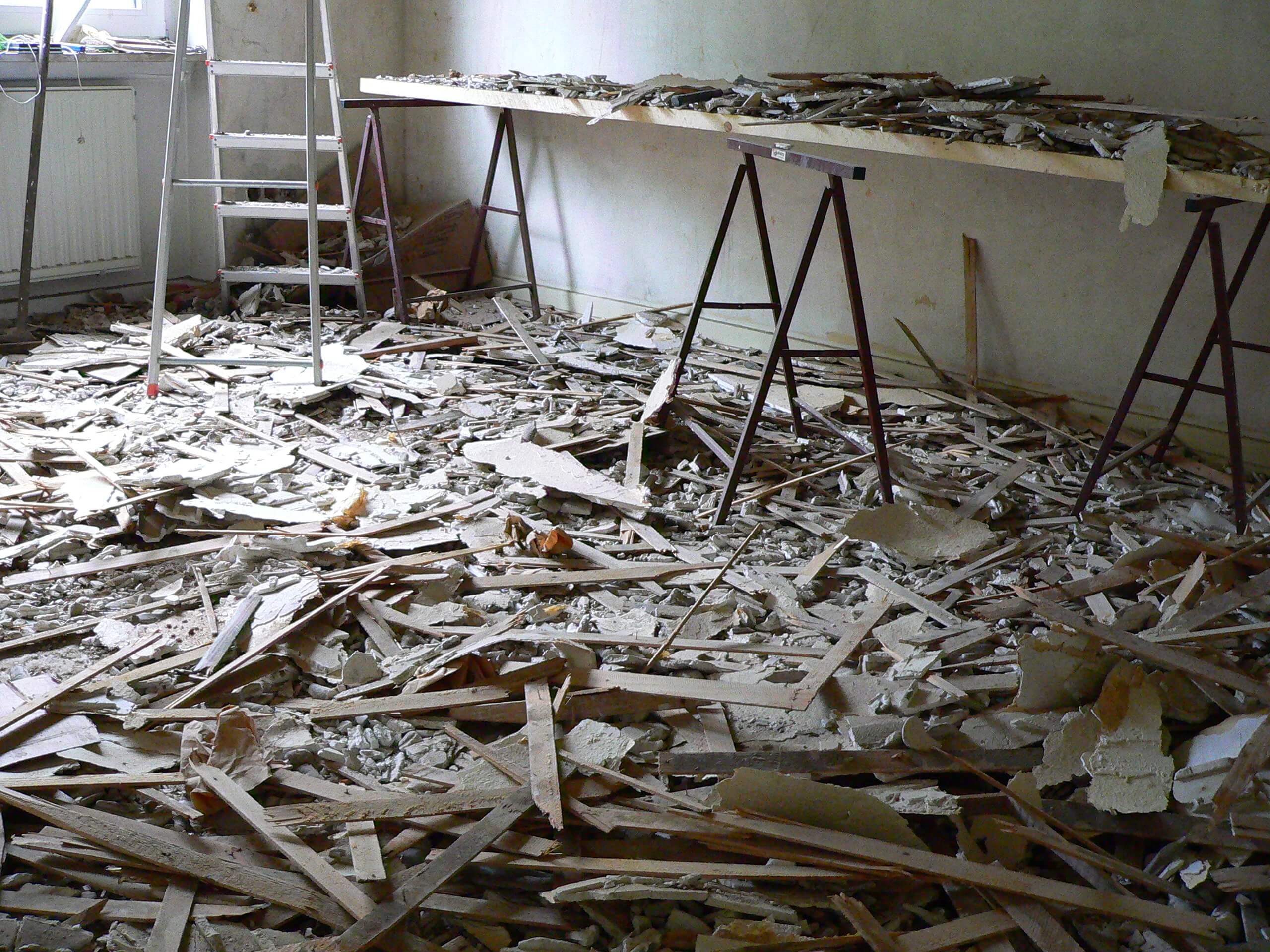 вывоз строительного мусора из квартиры с грузчиками